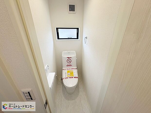 【トイレ】窓付きのトイレスペース。陽射し差し込む明るい空間となっております。また、換気環境も良好です♪