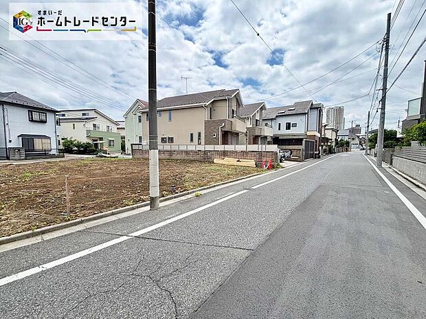 【前面道路含む現地写真】コンビニ徒歩9分、スーパー徒歩7分とお買い物施設が充実の住環境！小学校も徒歩圏内で、子育て世帯にオススメのエリアです。