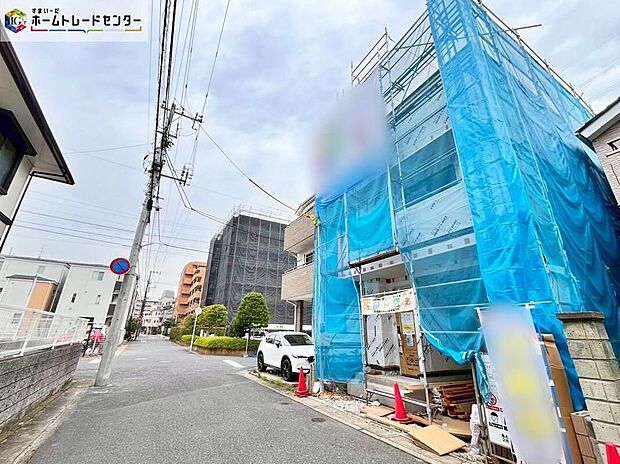 【前面道路含む現地写真】前道が6mあるので、車庫入れが苦手な方でも安心して入れられます♪駅も近いので利便性が高い住環境です♪