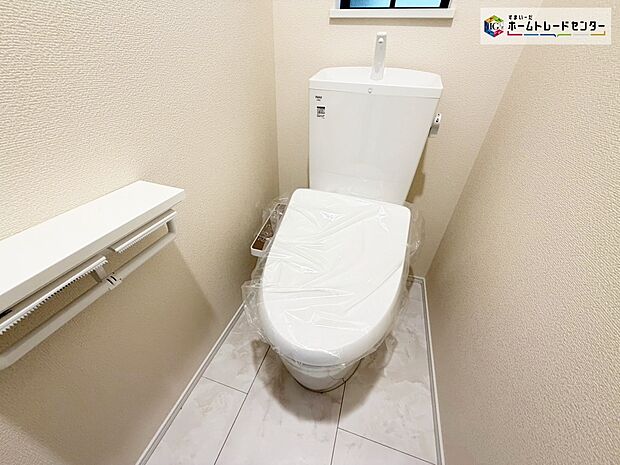 【トイレ】トイレスペースが１・２階にございますので、朝の混雑時に家族が分散して使用できます。またゲスト用・家族用と分けることも出来ますよ。