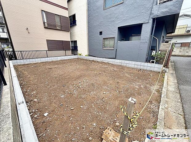 【現地外観写真】道幅の広い立地なので明るく開放感に溢れた好立地です!お車の出し入れもラクラク♪