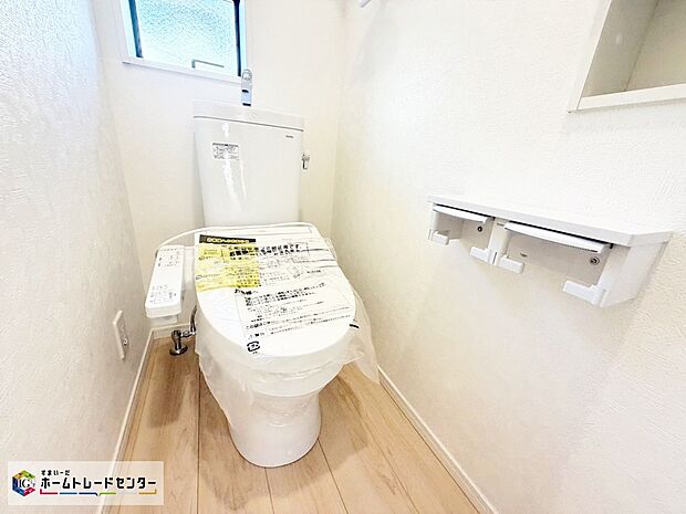【トイレ】≪toillet≫1号棟
窓付きのトイレスペース。陽射し差し込む明るい空間となっております。また、換気環境も良好です。