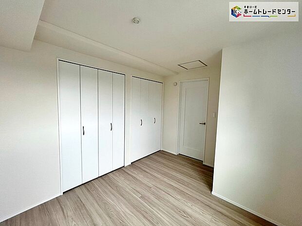 【リビング以外の居室】備えつけのクローゼットには、散らかりがちな荷物をすっきりと収納でき、家具の配置にもゆとりを持たせます!お気に入りの家具でお部屋をレイアウト♪