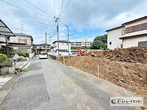 【前面道路含む現地写真】主寝室アクセントクロス、天井アクセントクロスを使用するオシャレな邸宅です♪是非ご家族揃って計画はいかがでしょうか。