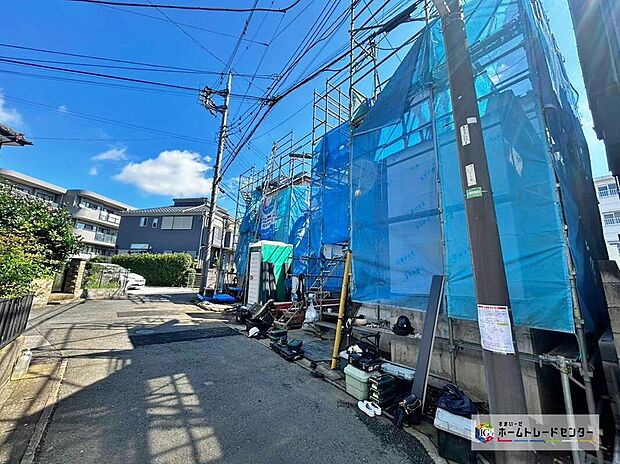 【前面道路含む現地写真】一戸建ての大きなメリットは、「自分の土地」を自由に使えること。好きなペットが飼えるほか、ガーデニングやDIY、車やバイクの手入れなど様々な趣味を楽しめます♪