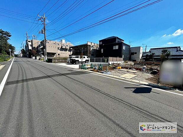 【前面道路含む現地写真】一戸建ての大きなメリットは「自分の土地」を自由に使えること。好きなペットが飼えるほか、ガーデニングやDIY、車やバイクの手入れなど様々な趣味を楽しめます♪