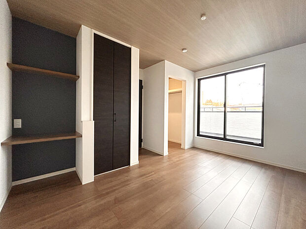 【洋室 1】書斎コーナーのある主寝室7.25帖。集中したいときやリラックスしたいときのどちらにも便利なカウンタースペース。