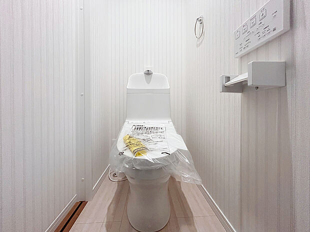 【トイレ】各階にトイレを設置。朝の混みあう時間や来客時、感染症対策などに大変便利です。
