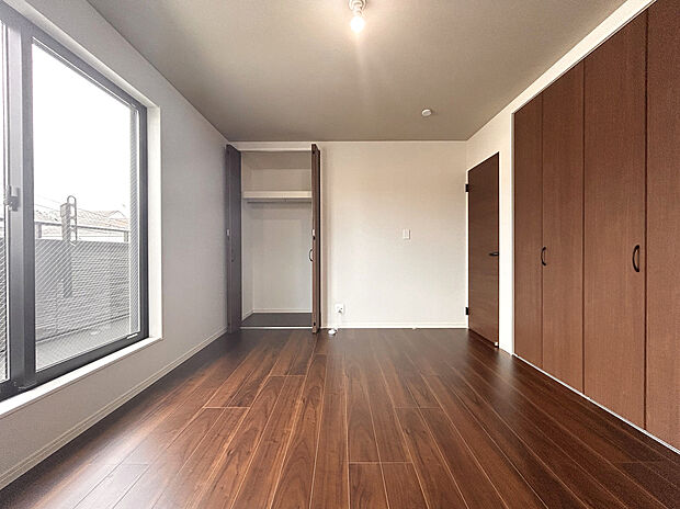 【浴室】ゆったり脚を伸ばせる浴槽で癒しの時間を。浴室乾燥機付きでお洗濯に困りません。小窓があり湿気対策もできます。