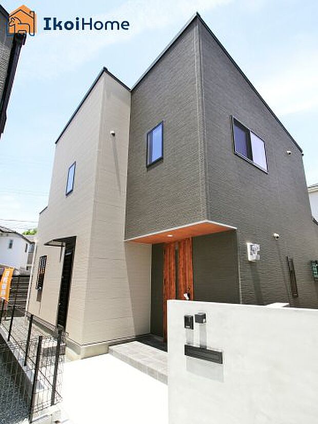 駐車スペース2台可能！お洒落な外観です！内部も木目のフローリングと白のクロスで明るい室内です！