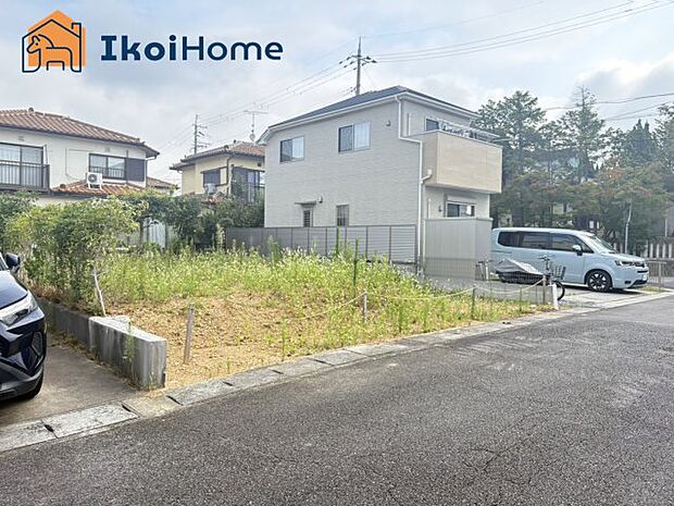 前面道路は6M幅で広々しています。駐車がし易く、車の対面のすれ違いも楽にできます。 