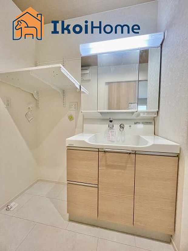 【洗面】【ホームページに現地動画掲載中】●年中無休:当日予約可●洗面台はお化粧をする時に便利な3面鏡。