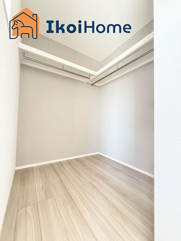 【ウォークインクローゼット】広いウォークインクローゼットはかさばりやすい衣類や大きな家電類も収納することができ、お部屋がスッキリとします。