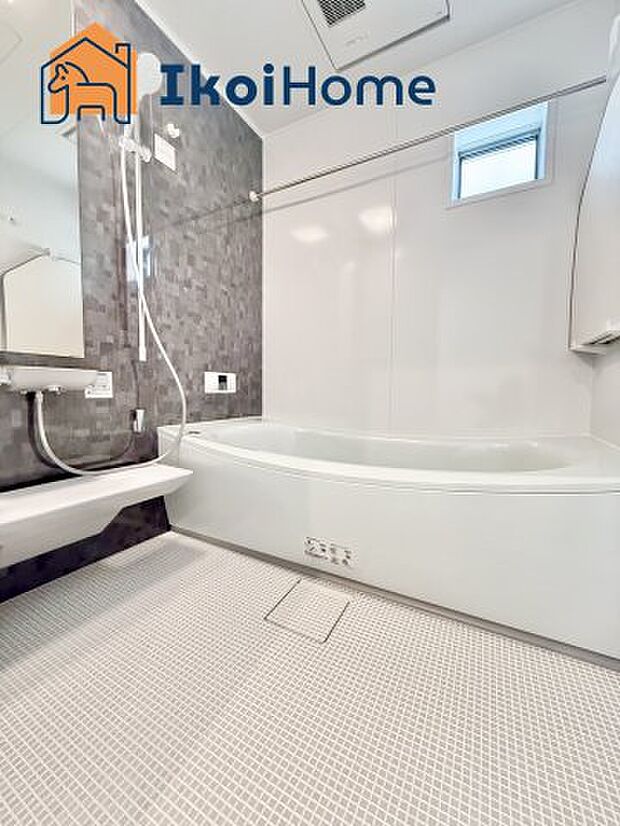 【お風呂】一般的な畳2枚分の浴室の広さになっています。お子様と一緒に入っても狭くありません。