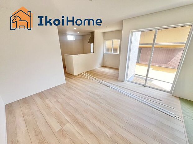 【居間・リビング】【ホームページに現地動画掲載中】●年中無休:当日予約可●明るいLDKで家族団欒の時間をお過ごし下さい