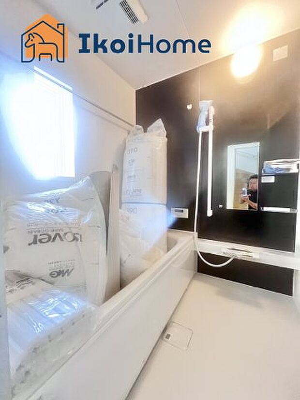 【お風呂】一般的な畳2枚分の浴室の広さになっています。お子様と一緒に入っても狭くありません。