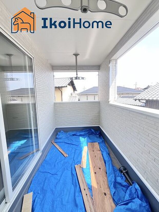 【バルコニー】屋根がついているので少しの雨なら濡れる心配もなく、外出時も急いで帰らなくても安心です。