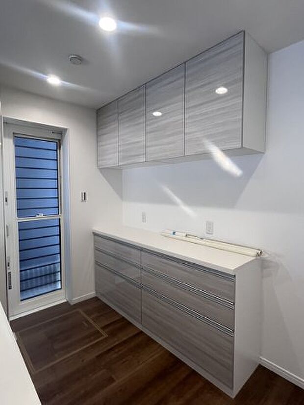 【カップボード】カップボードが設置されていますので、食器棚を購入する必要はありません。