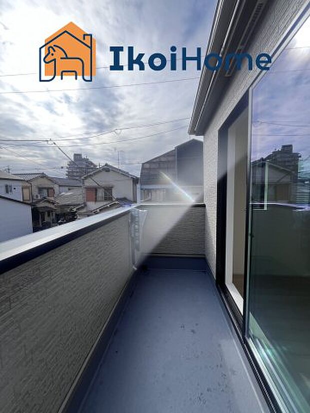 【バルコニー】施工例：日当たりも良く、周辺に建物もないため安心して干せるほか、しっかりと日に当てて乾かすことができるので気持ちがいいです。