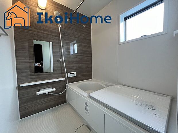 【風呂】◆同社施工例◆小窓があり換気良好の浴室です。清潔な空間を保てます。