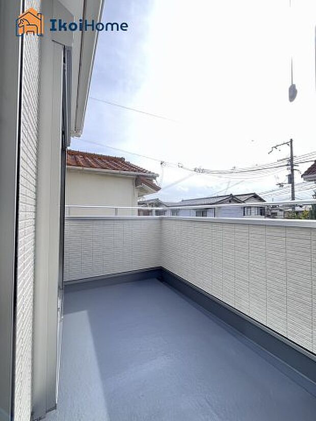 【バルコニー】屋根がないですがバルコニー屋根は約8万円から設置することも可能です。