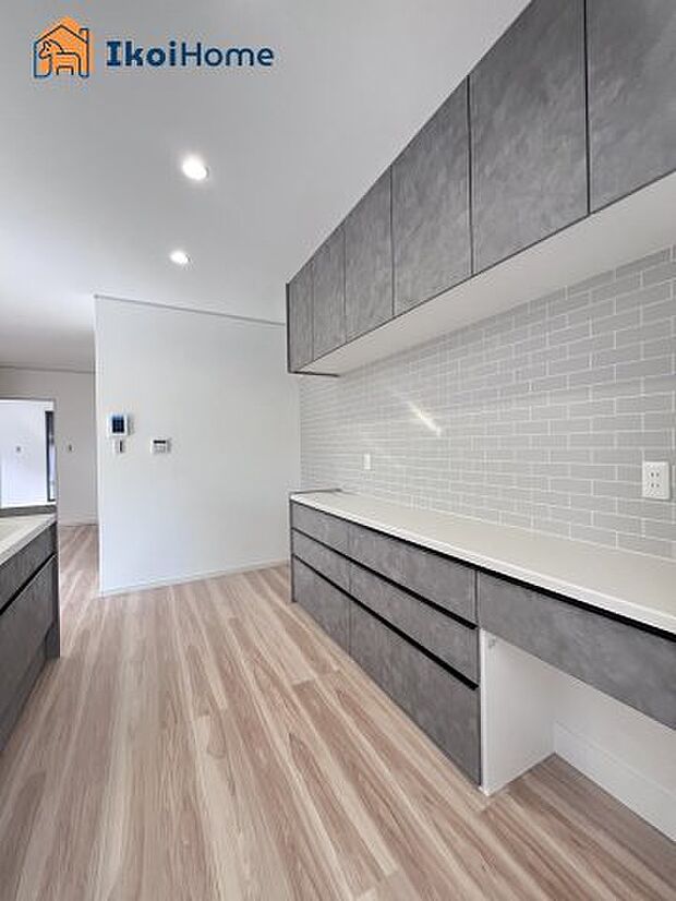 【カップボード】カップボードは普通の食器棚より約2倍の耐久性があり、長期間にわたり使用ができます。