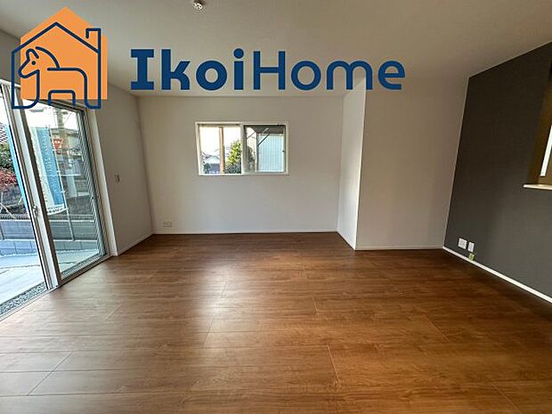 【居間・リビング】同社施工事例です。フロアーコーティング・エアコン・壁掛けテレビ・などを住宅ローンに組込む事も可能です