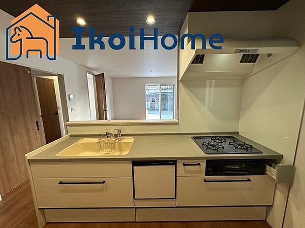 【キッチン】同社施工事例です。キッチン同色のカップボードご依頼を受けることが多いです。地震に強く、おしゃれです