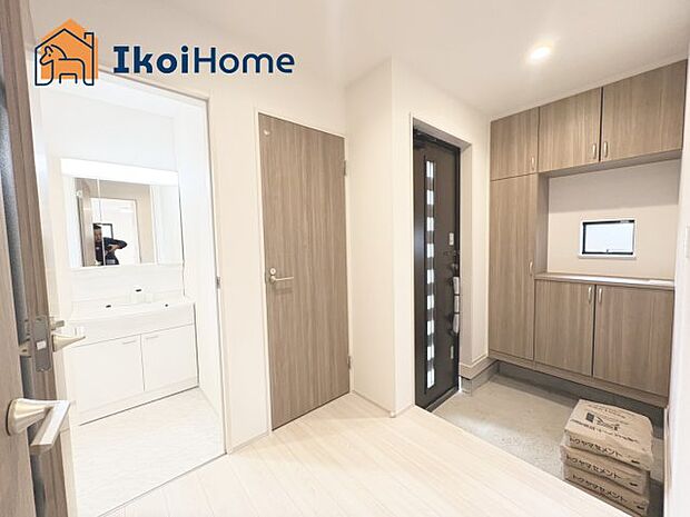 【シューズインクローゼット】収納できる場所が多く家族が多い方、靴を集めることが好きな方、いろいろな方が便利に使うことができます。