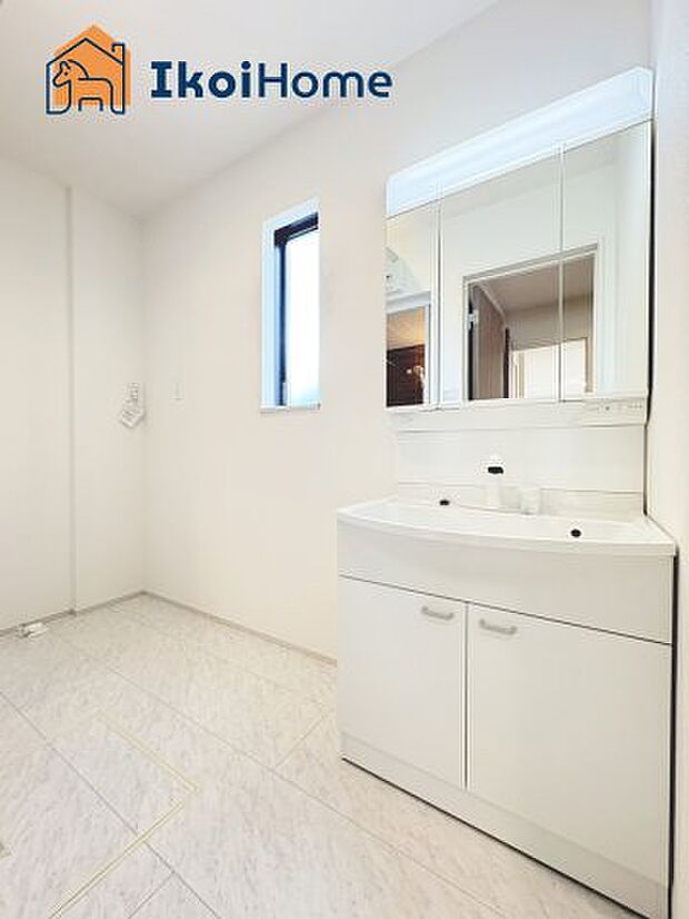 【洗面台】三面鏡で左右や後ろ髪のセットもしやすく、非常に便利です。また、鏡の後ろも収納ができるので、洗面周りもスッキリします。