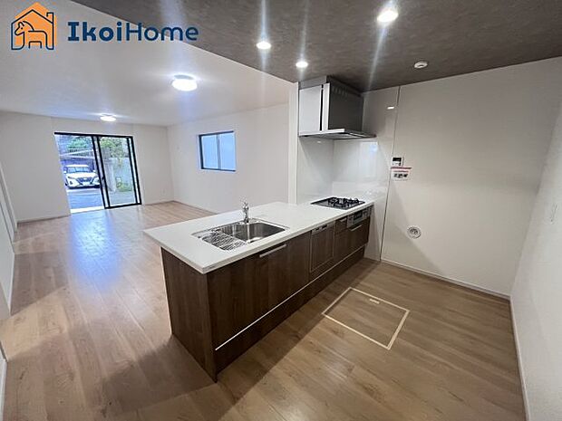 【キッチン】【ホームページに現地動画掲載中】●年中無休:当日予約可●人気の対面式のキッチンで明るく使いやすです!