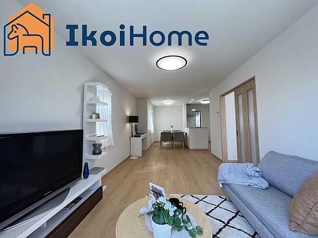 【居間・リビング】◆同社施工例◆広々としたLDKは開放感があり、大型家具を設置しても圧迫感がありません。