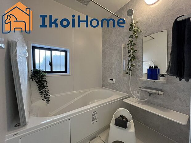 【風呂】◆同社施工例◆小窓があり換気良好の浴室です。清潔な空間を保てます。