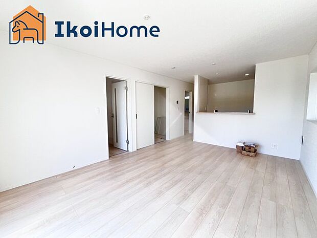 【居間・リビング】【ホームページに現地動画掲載中】●年中無休:当日予約可●明るい空間で家族団欒の時間をお過ごし頂けます