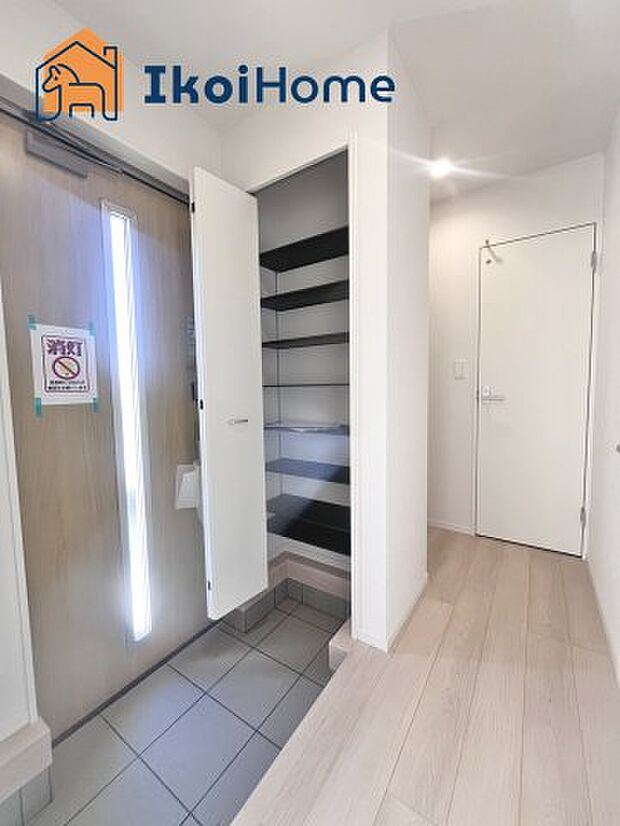 【シューズインクローゼット】収納できる場所が多く家族が多い方、靴を集めることが好きな方、いろいろな方が便利に使うことができます。