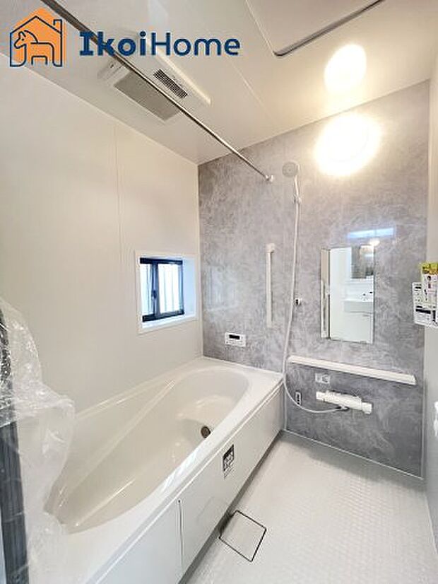 【お風呂】一般的な畳2枚分の浴室の広さになっています。お子様と一緒に入っても狭くありません。