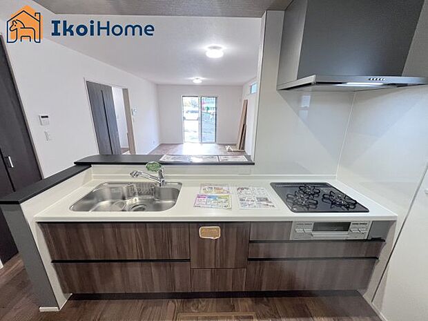 【キッチン】カウンターキッチンは開放的な雰囲気があり、リビングとダイニングが一体化した空間を作り出しています。