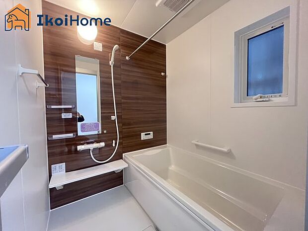 【お風呂】一般的な畳2枚分の浴室の広さになっています。お子様と一緒に入っても狭くありません。