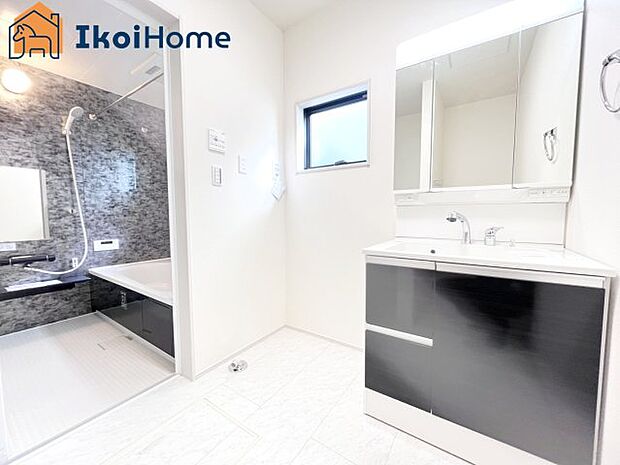 【洗面台】三面鏡で左右や後ろ髪のセットもしやすく、非常に便利です。また、鏡の後ろも収納ができるので、洗面周りもスッキリします。