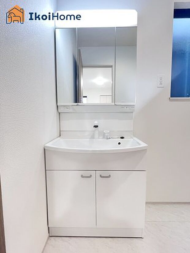 【洗面台】三面鏡で左右や後ろ髪のセットもしやすく、非常に便利です。また、鏡の後ろも収納ができるので、洗面周りもスッキリします。