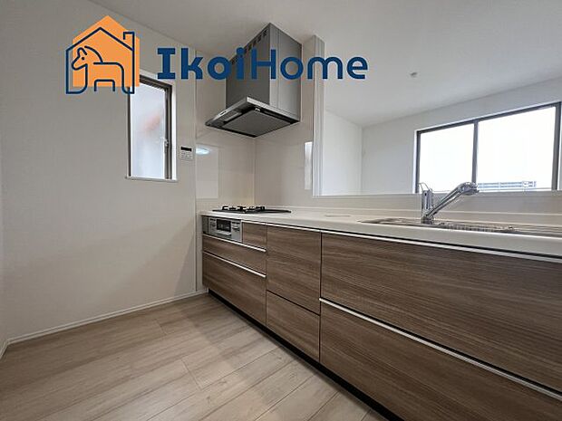 【キッチン】カウンターキッチンは開放的な雰囲気があり、リビングとダイニングが一体化した空間を作り出しています。