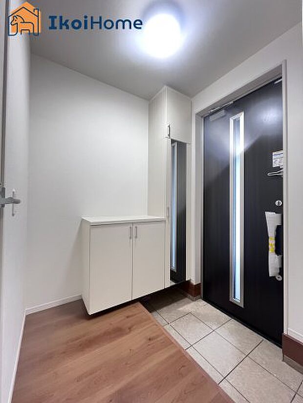 【シューズインクローゼット】鏡付きのシューズインクローゼットはお出かけ前に身だしなみをチェックすることができます。