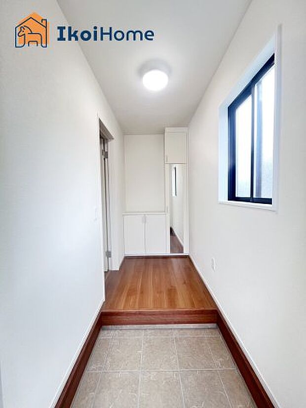 【シューズインクローゼット】鏡付きのシューズインクローゼットはお出かけ前に身だしなみをチェックすることができます。