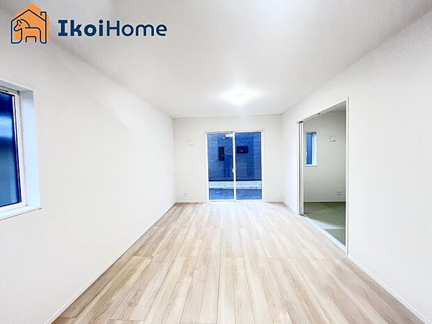 【居間・リビング】【ホームページに現地動画掲載中】●年中無休:当日予約可●明るく開放感もある1階15.7帖のLDKです。