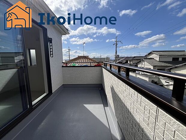 【バルコニー】●施工例●ゆったりとしていて広いので、たくさんのお洗濯物を干せるだけでなく、お子様との遊びスペースとしても利用できます。