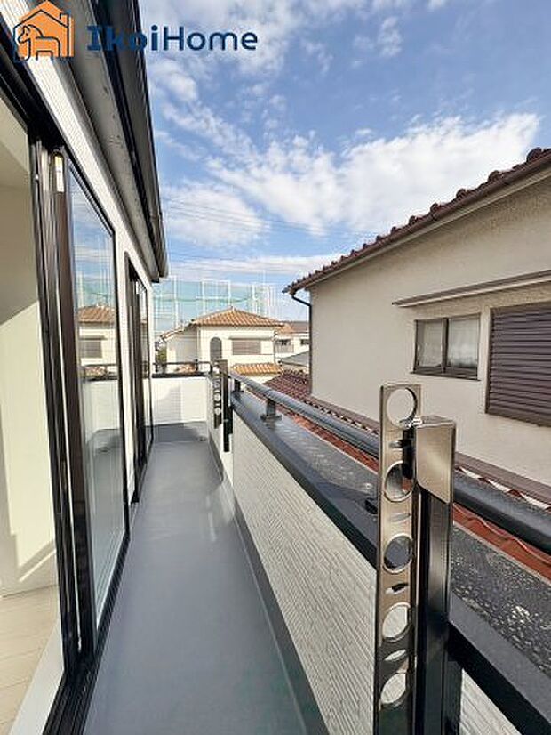 【バルコニー】ゆったりとしていて広いので、たくさんのお洗濯物を干せるだけでなく、お子様との遊びスペースとしても利用できます。