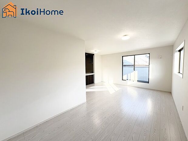 【居間・リビング】【ホームページに現地動画掲載中】●年中無休：当日予約可●明るく開放感もある2階18.7帖のLDKです