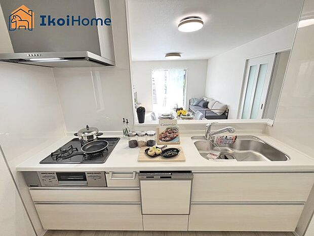 【キッチン】◆同社施工例◆カウンターキッチンは開放的な雰囲気があり、リビングとダイニングが一体化した空間を作り出しています。