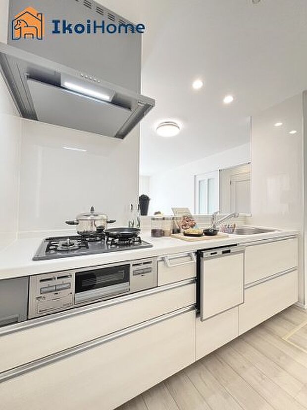 【コンロ】◆同社施工例◆ガスコンロは高火力での調理も可能で、調理器具を選ばなくてもいいので便利です。