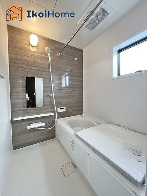 【お風呂】ゆっくりと半身浴ができるベンチ付きタイプの浴槽で、満水容量で約36Lの節水効果もあります。